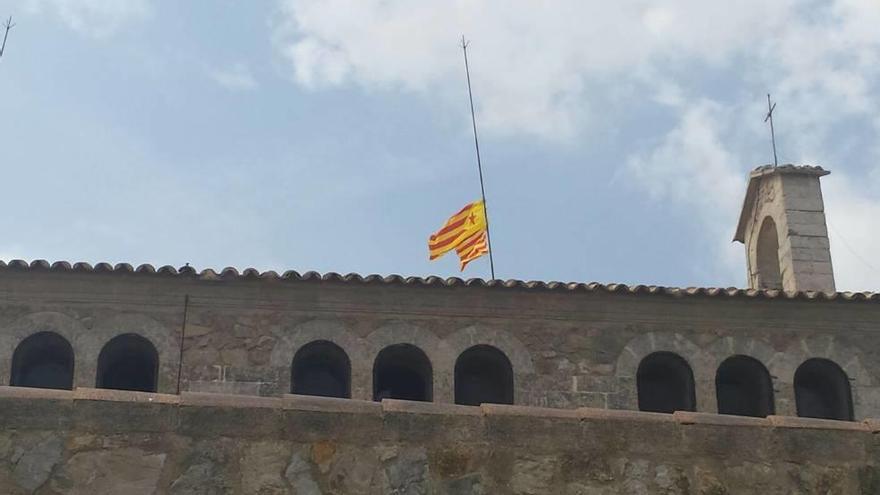 &#039;Estelada&#039; y &#039;senyera&#039; en la Ermita