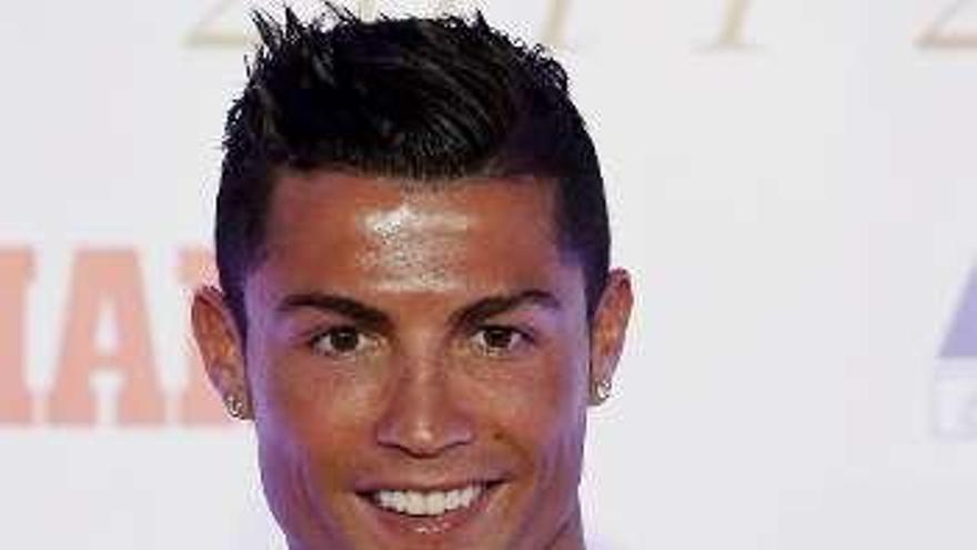 Cristiano, con su trofeo.