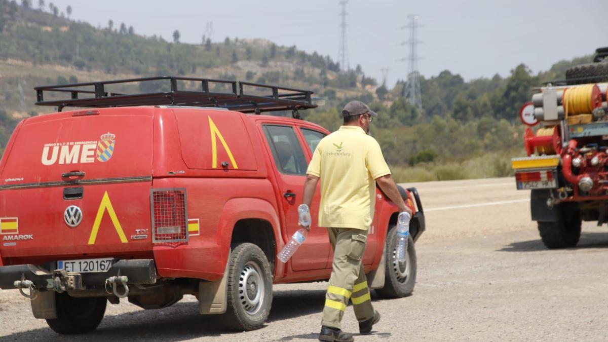 Un bombero en Puerto de Miravete.