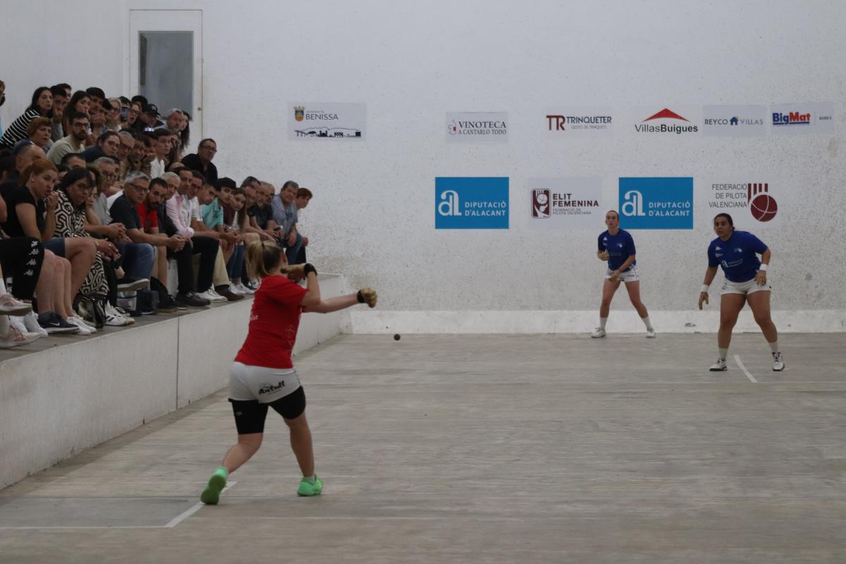 Les finals, celebrades al trinquet de Benissa, van reunir a un gran nombre d'aficionats i aficionades.