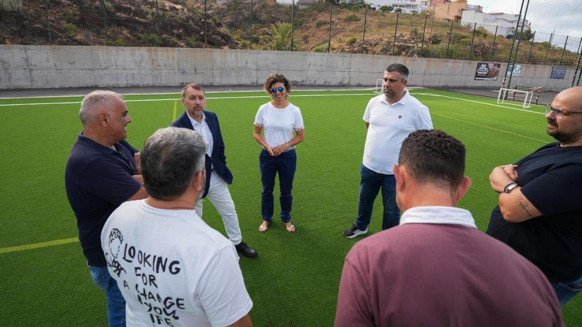 Alcalde y concejala de Deportes de Santa Cruz visitaron el renovado campo de fútbol de San Andrés.