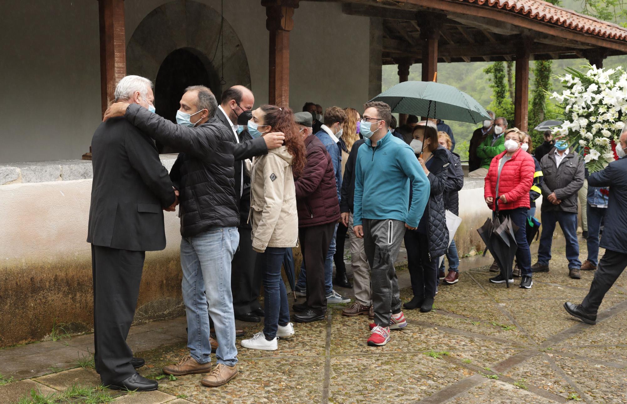 Emotivo funeral por Teresa Aladro, asesinada en Laviana por su exmarido