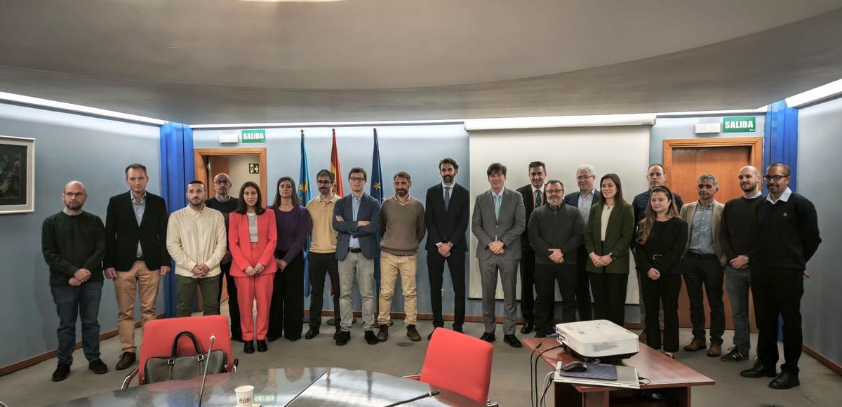 Representantes de los 16 grandes centros empresariales d'I+D d'Asturies, col conseyeru de Ciencia ya Industria, Borja Sánchez, nel centru.