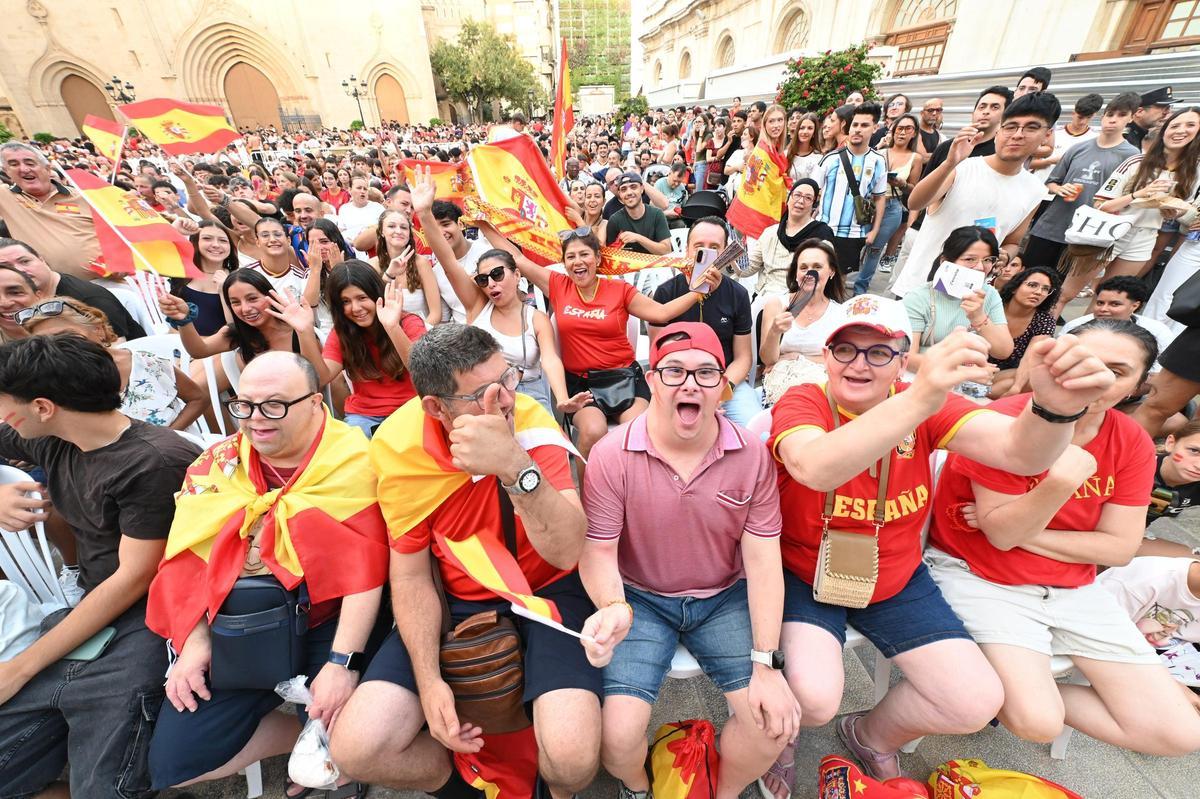 Imagen de la Plaza Mayor de Castelló, en el inicio del encuentro entre Francia y España, correspondiente a las semifinales del Mundial 2026, repleta de aficionados.