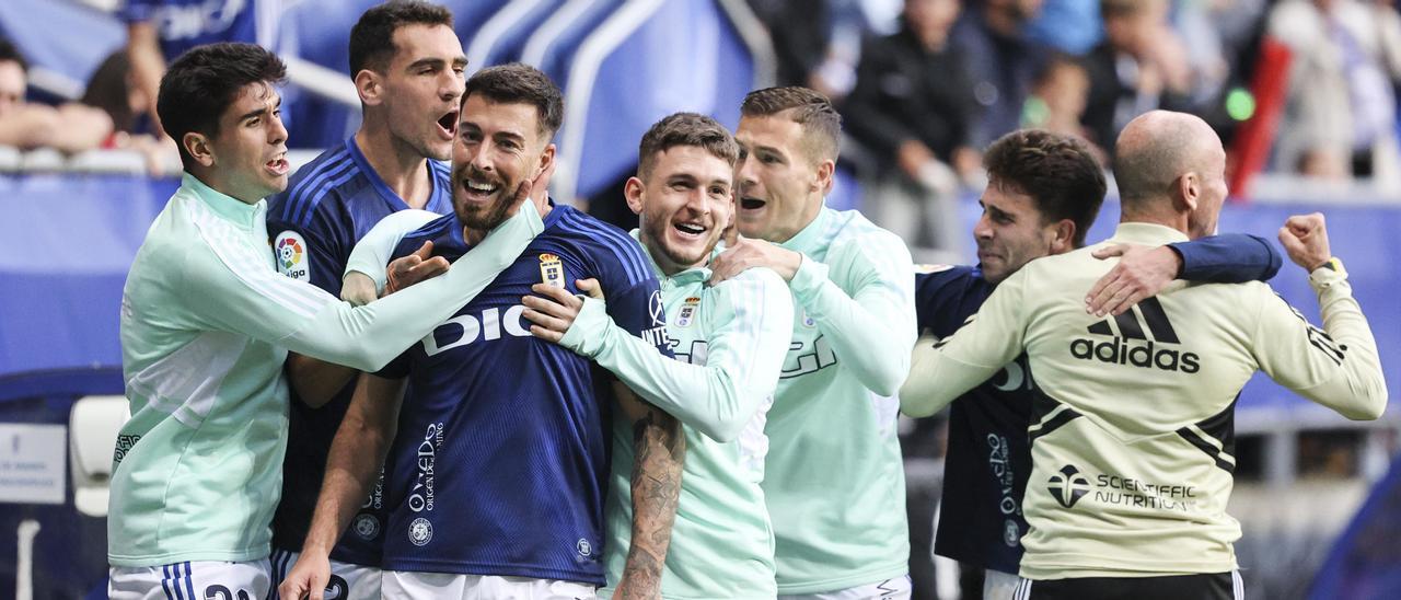 Enrich es felicitado por sus compañeros tras marcar de tacón frente al Granada en el Carlos Tartiere.