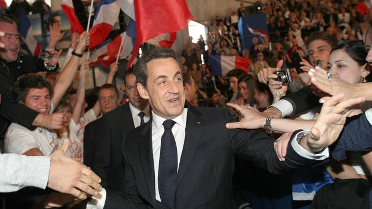 Nicolas Sarkozy, agasajado por sus seguidores, este sábado en un acto electoral en Saint-Raphael (sur de Francia). AP