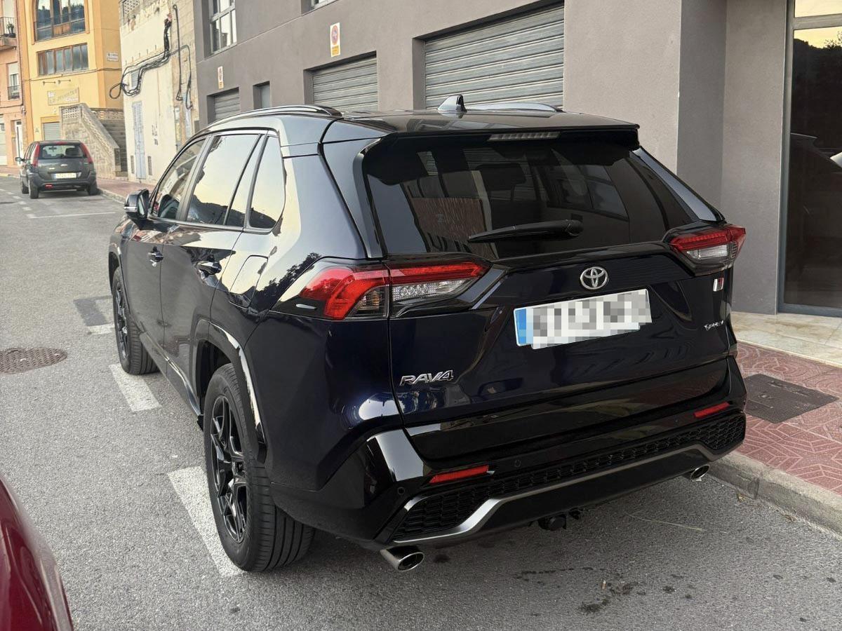 Imagen del coche sustraído en Bocairent, un Toyota RAV4 de color azul orión.