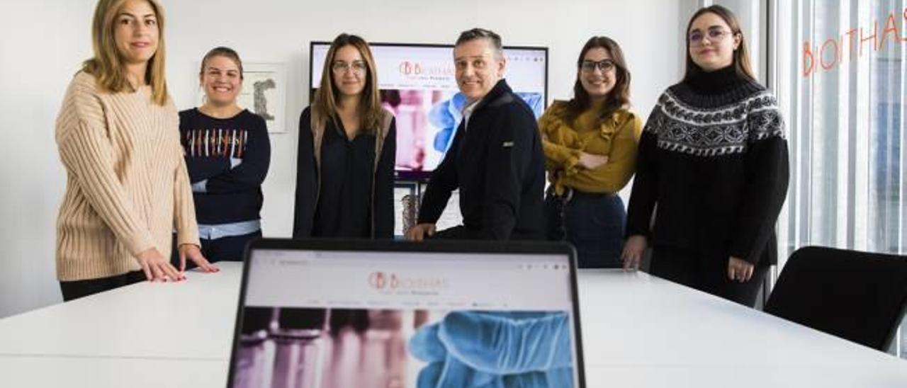 El equipo de Bioithas posa con su CEO Vicente Navarro.