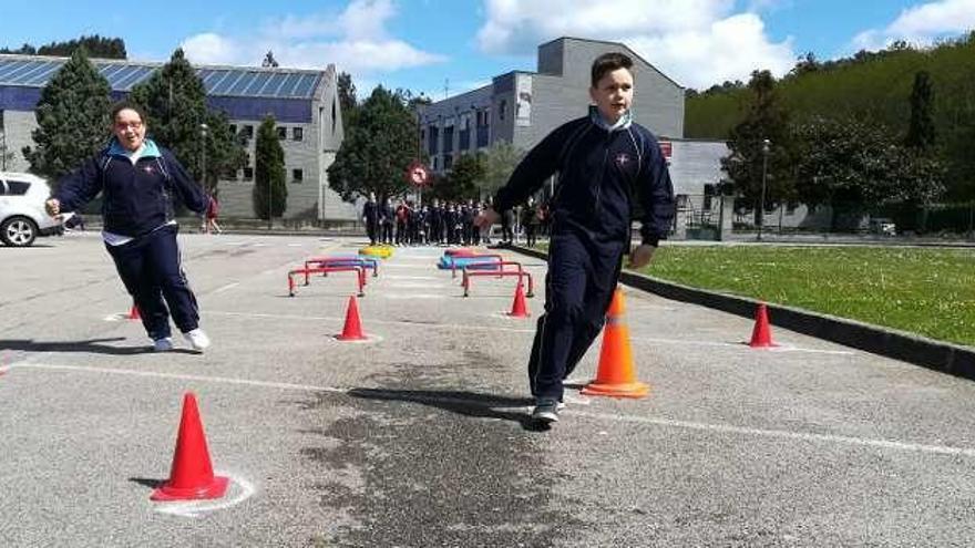 Alumnos de Valdés y Navia, en forma durante el Día de la Educación Física en la calle