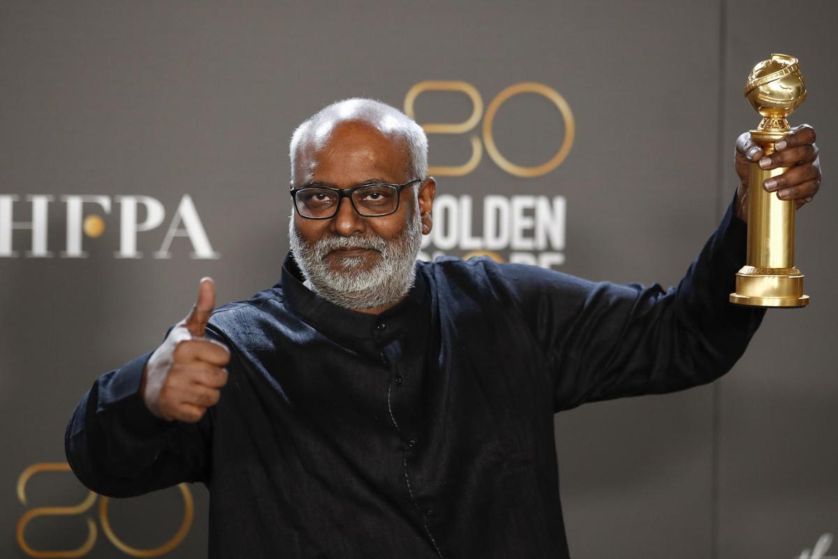 El compositor indio de música para cine M. M. Keeravani, con su premio a Mejor Canción Original.