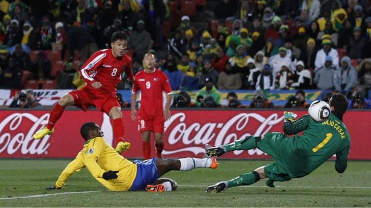 El jugador nord-coreà Ji Yun-nam escurça distàncies en el marcador al superar el porter brasiler Julio César.