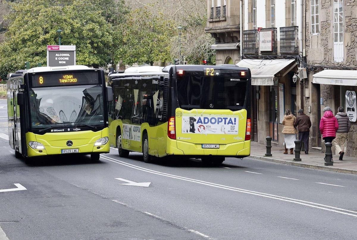 Autobuses urbanos en la rúa da Senra de Santiago.