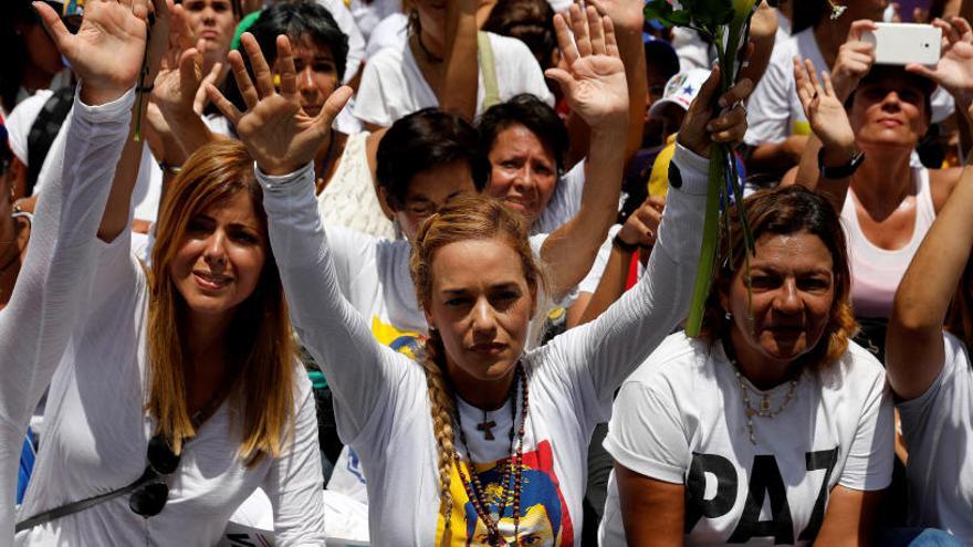 Lilian Tintori (centro), esposa del líder opositor encarcelado Leopoldo López