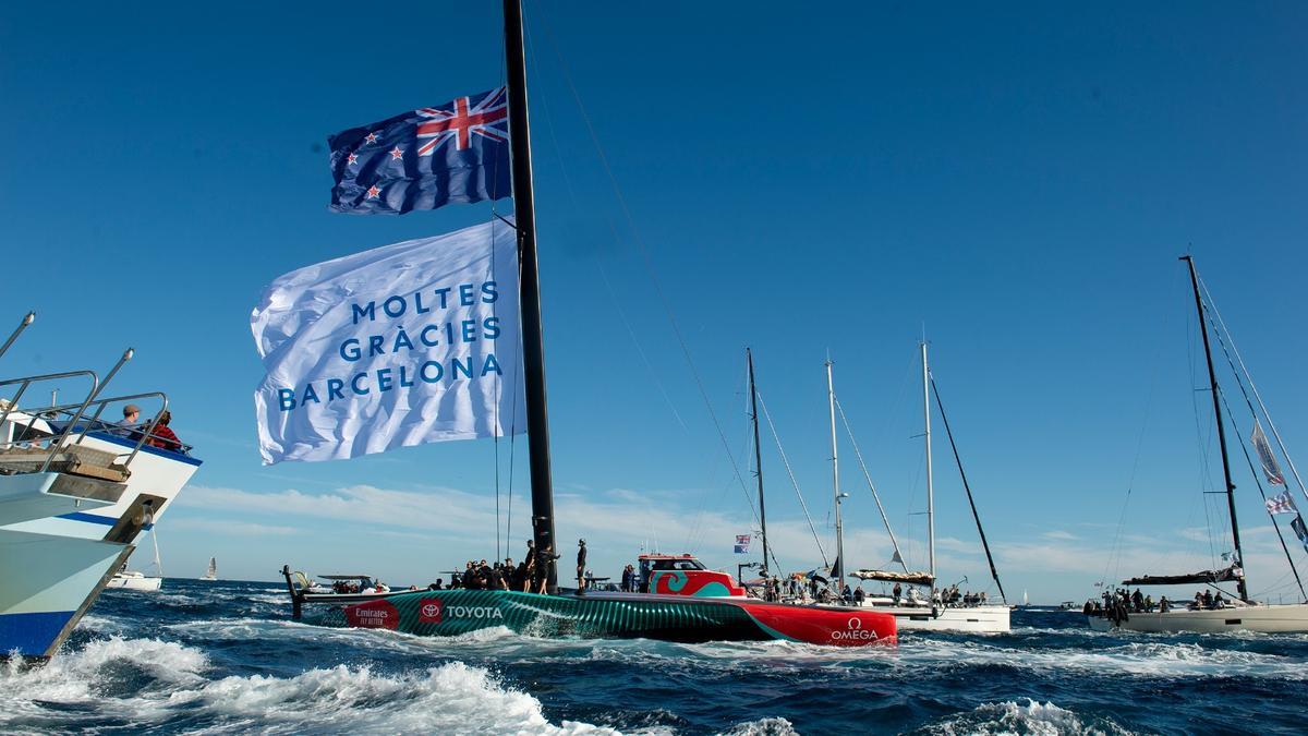 El barco de Emirates Team New Zealand, el 'Taihoro', con una bandera en la que agradece a Barcelona la edición de la Copa América de vela, tras proclamarse campeón.