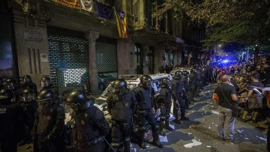 Efectivos policiales en altercados en la Consejería de Economía.