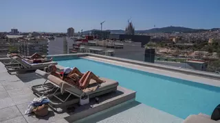 Vacaciones en la piscina: malestar en la tumbona