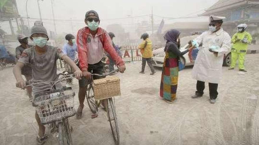 Dos muertos y 200.000 evacuados por la erupción de un volcán en Indonesia