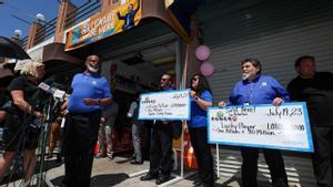 Responsables de la Lotería del Estado de California frente al Mini Market de Las Palmitas después de que la tienda vendiera el boleto ganador de la Powerball, en Los Ángeles, California, el 20 de julio de 2023. 