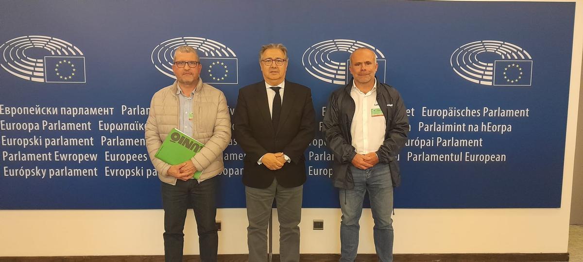 Los representantes de la Unió, con el eurodiputado del PP Juan Ignacio Zoido.