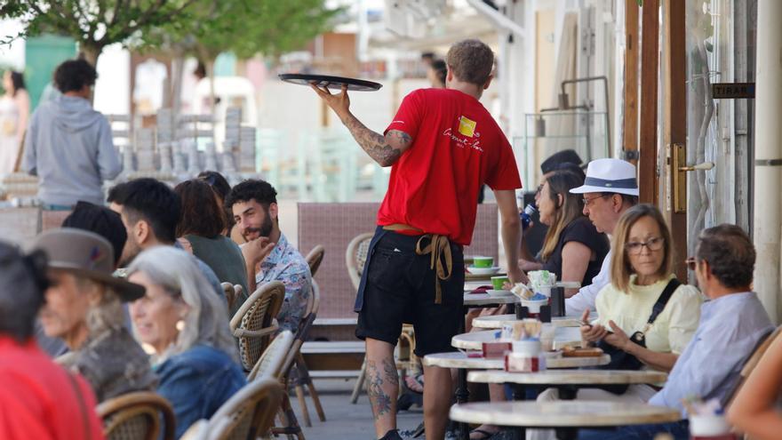 Un camamero en una terraza de Ibiza.