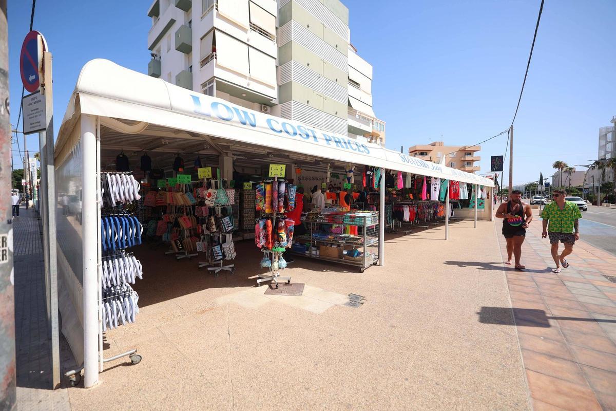 Galería: imágenes de turistas en puestos de 'souvenirs' de la Marina y Platja d'en Bossa.