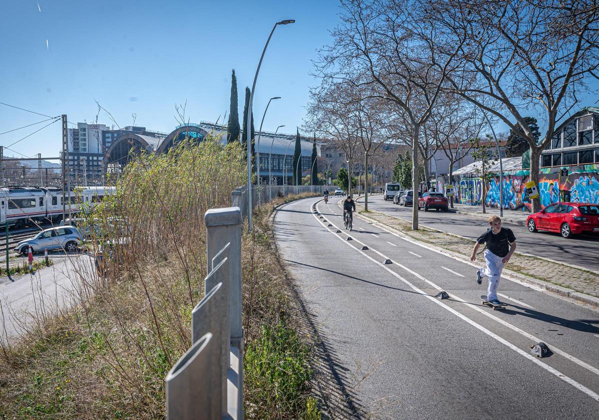 El paseo Circumval·lació, entre el Zoo de Barcelona y las vías de la Estación de França.