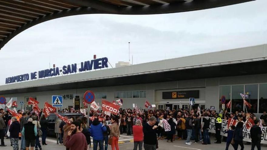 Participantes en la protesta contra el cierre de San Javier a las puertas del aeropuerto.