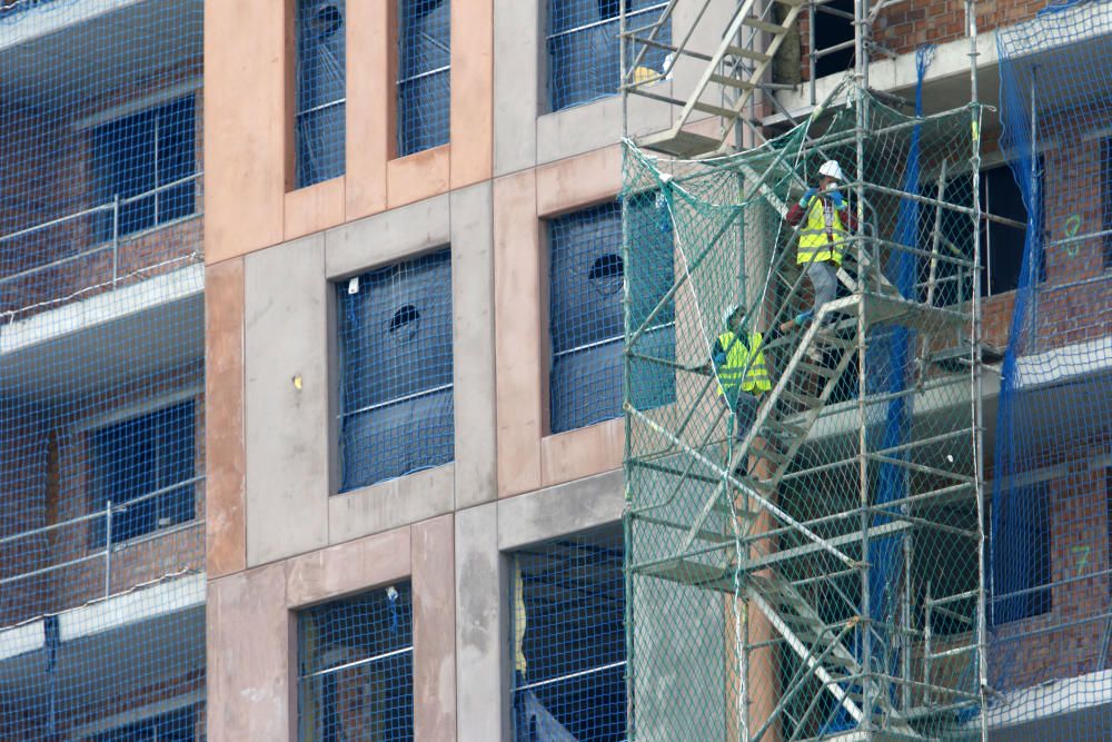 sectores como el de la construcción retomaban la actividad después de la Semana Santa en una jornada que comenzaba con el reparto de mascarillas en distintos puntos de Málaga capital.