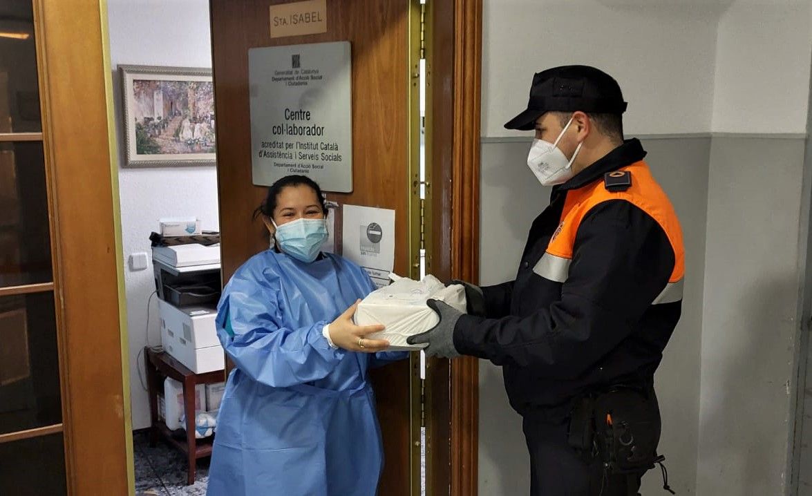 Protecció Civil de L'Hospitalet reparte mascarillas para la prevención del covid-19.