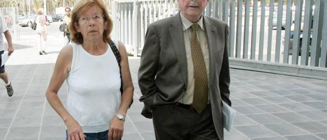 María del Carmen García con su abogado en la Ciudad de la Justicia de Elche en junio de 2013.