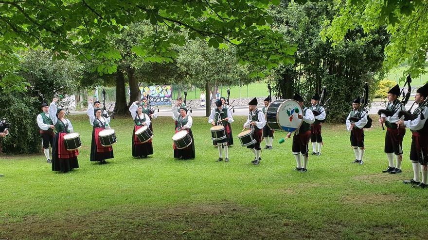 Las gaitas de Villaviciosa repiten en el festival cántabro de Folkomillas, una de las grandes citas de la música tradicional del norte del país