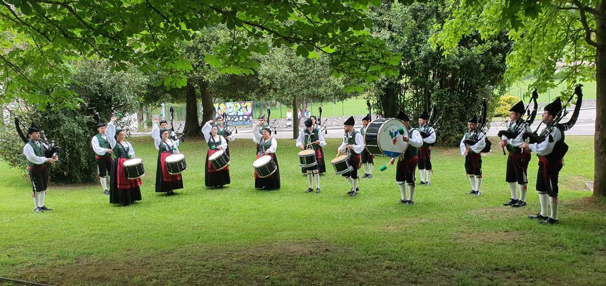 La banda de gaitas de Villaviciosa durante la actuación