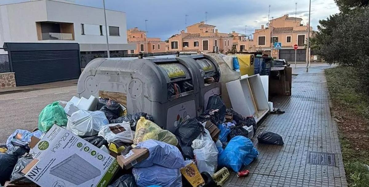 Basura acumulada en contenedores de Llucmajor, en una imagen del pasado diciembre