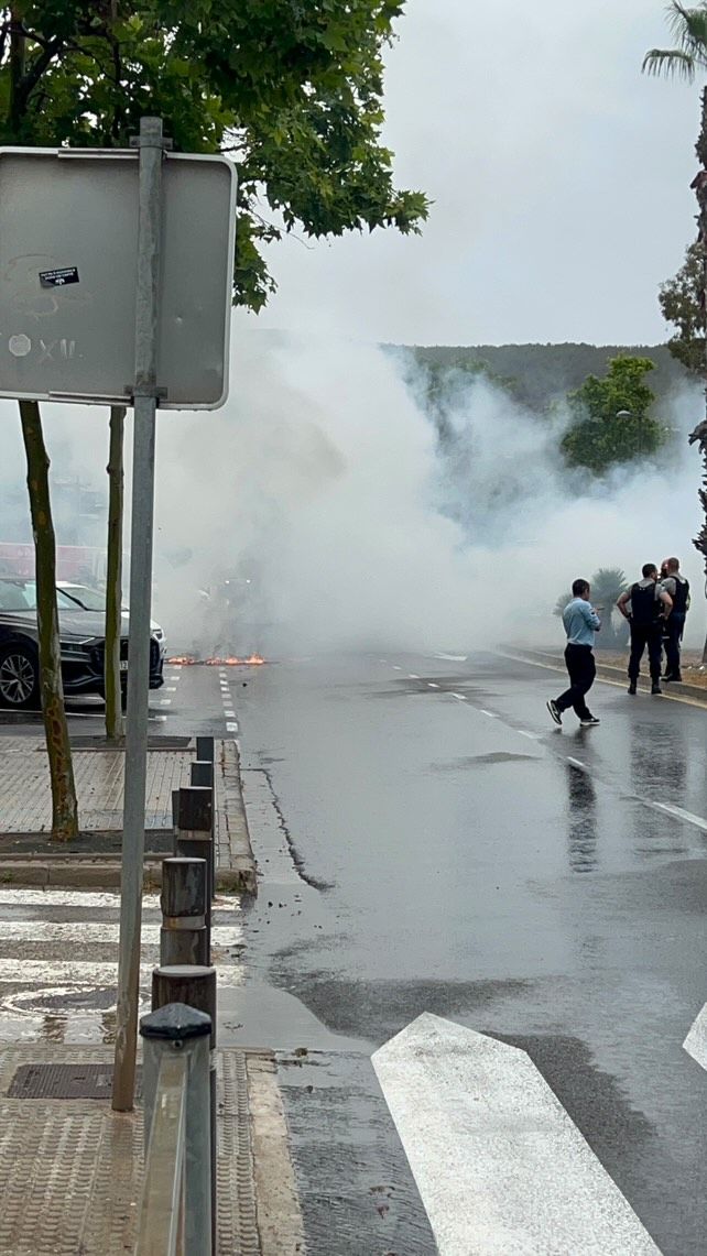Galería: Arde un coche aparcado frente al Hospital Can Misses