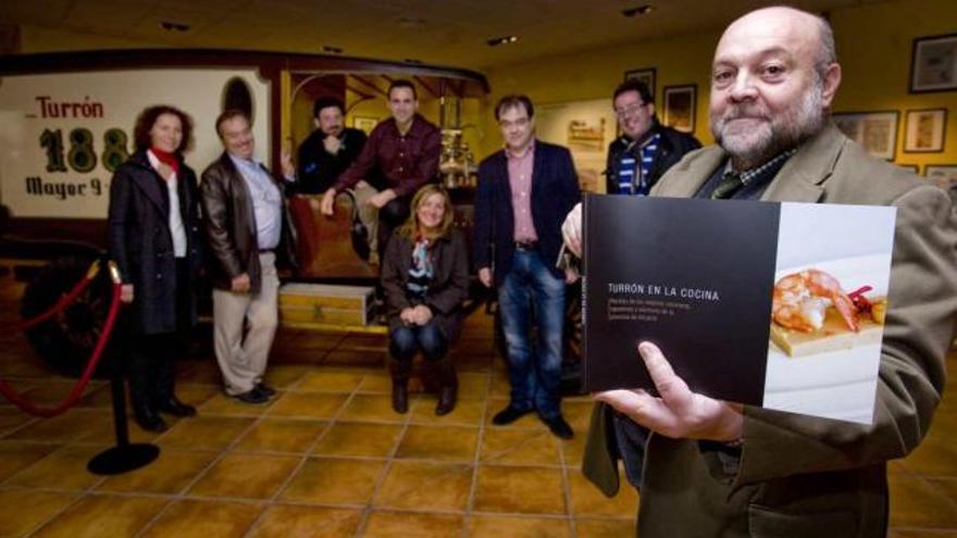 Los coordinadores del libro, el director del Museo y varios chefs, ayer tras su presentación.