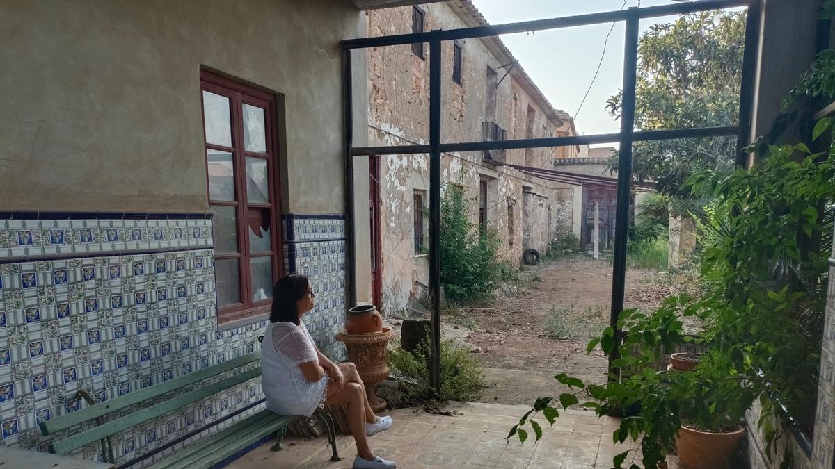 La concejala Inma Gamón muestra una de las estancias.