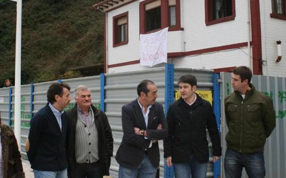 El Alcalde advierte a la familia desalojada de que la sacará a la fuerza de su casa