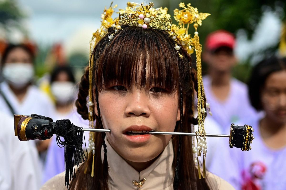Piercings extremos para limpiar el alma en el Festival Vegetariano de Phuket