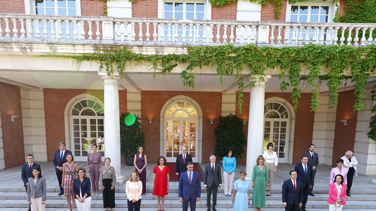 Nueva foto de familia del Consejo de Ministros en las escalinatas de la Moncloa, este 13 de julio de 2021.