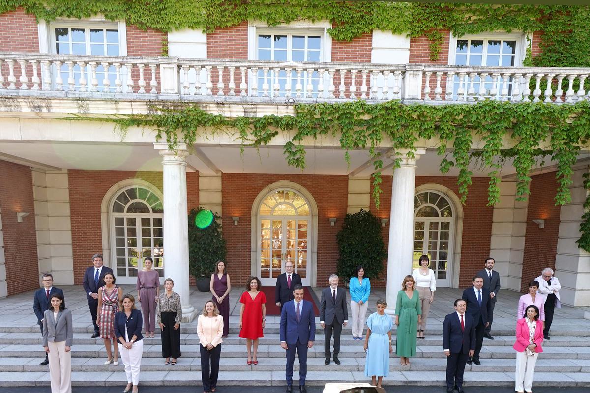 Nueva foto de familia del Consejo de Ministros en las escalinatas de la Moncloa, este 13 de julio. 