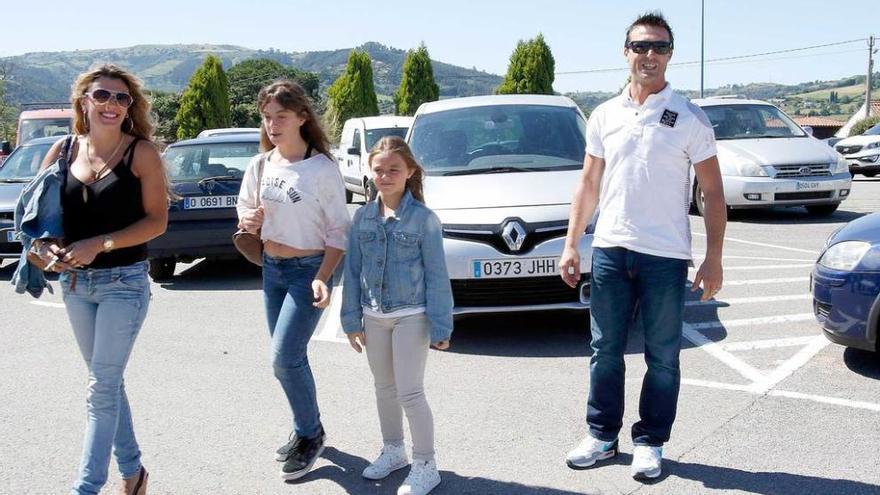 Kike Mateo, a su llegada ayer a Mareo junto a su familia.