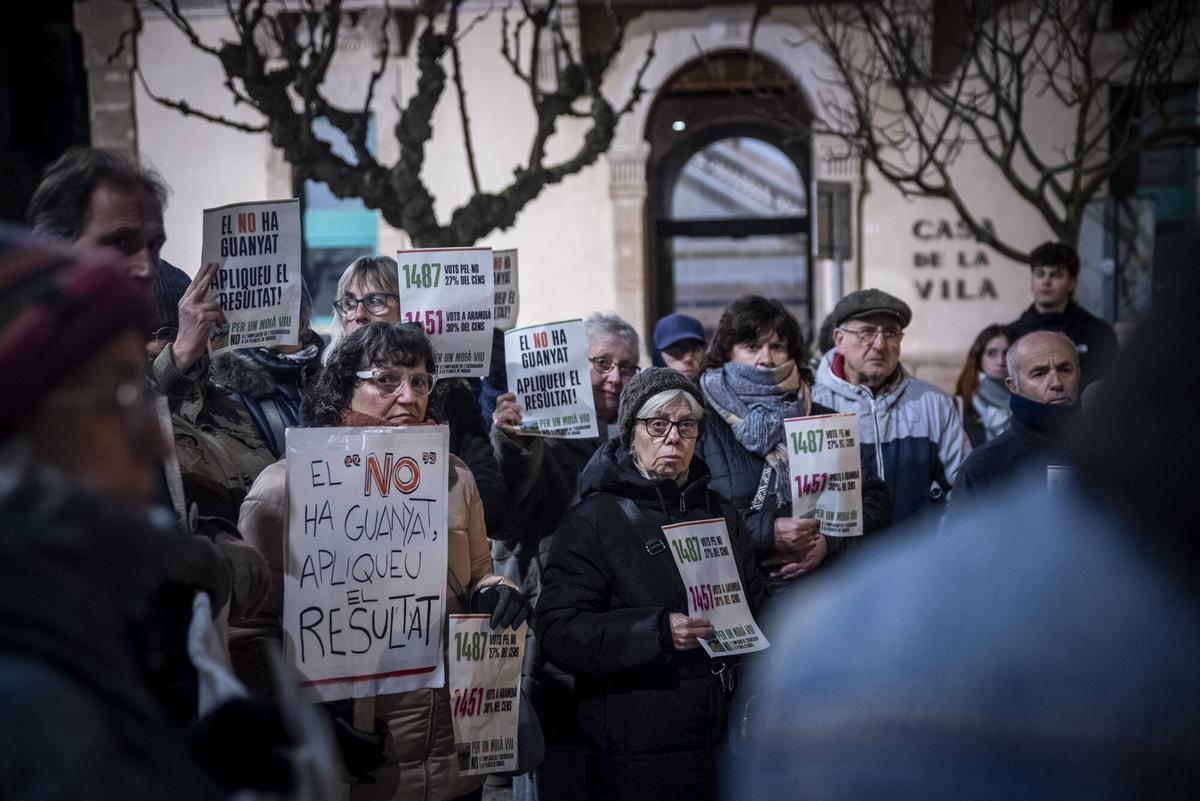Imatges de la concentració en contra de l'ampliació del polígon de Moià, ahir, durant el ple municipal Imatges de la concentració en contra de l'ampliació del polígon de Moià, ahir, durant el ple municipal