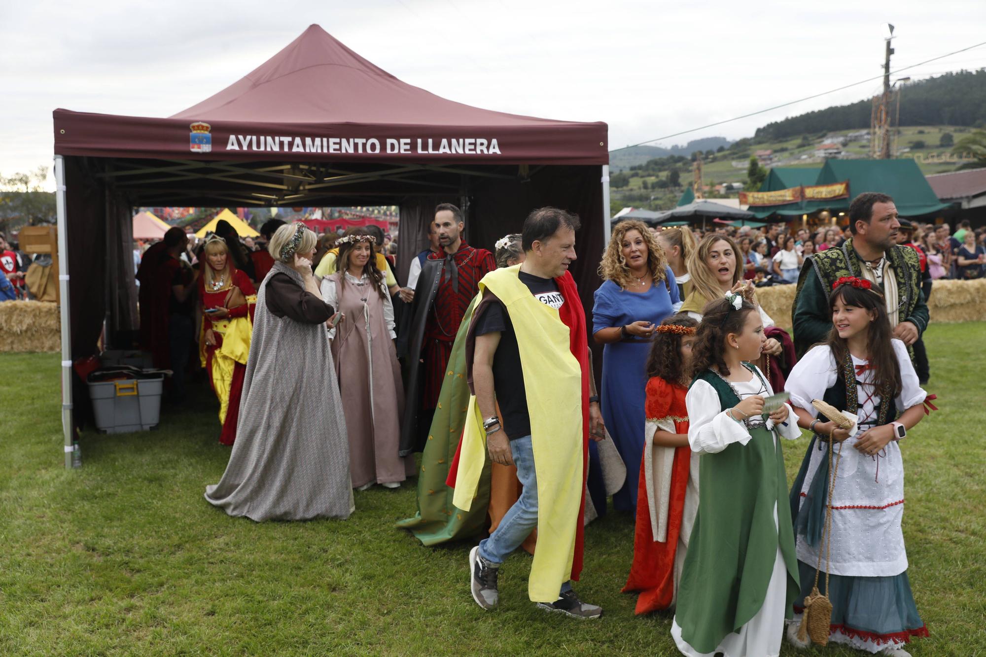 Exconxuraos hasta la bandera: espectacular noche en Llanera, con la gran cena medieval y la fiesta del fuego