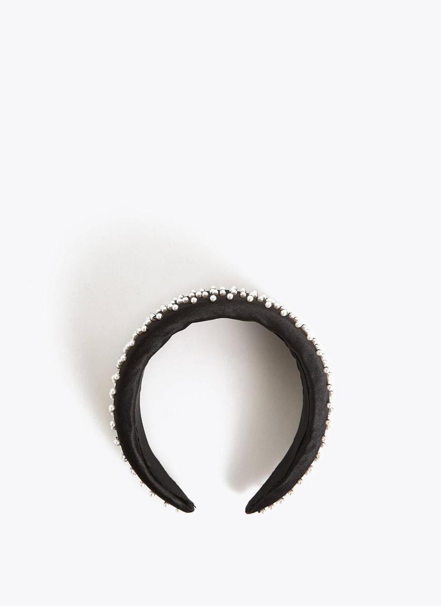 Diadema negra de perlas de Uterqüe (precio: 49€)