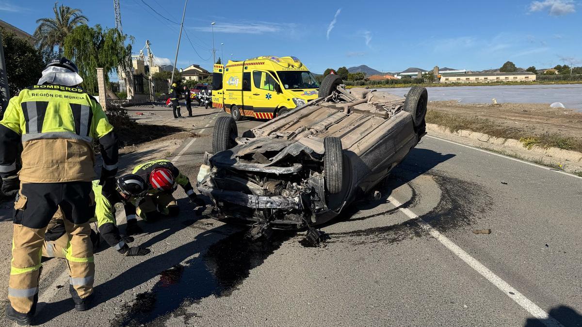 Efectivos de Emergencia trabajan en la zona del accidente, en Puerto Lumbreras.