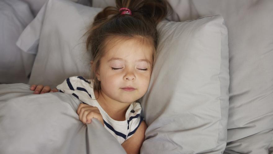 Dormir mal o poco engorda a nuestros hijos