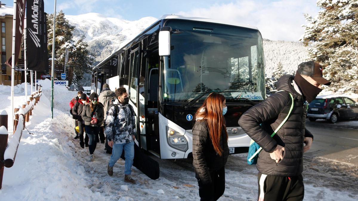 Els esquiadors arribant a La Molina després d&#039;agafar el bus llançadora