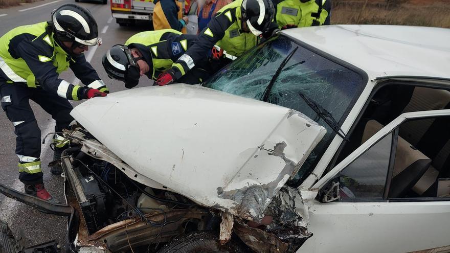 Una mujer atrapada tras sufrir un accidente de tráfico en Sant Antoni