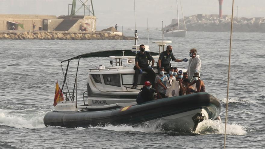 Una patera con unos nueve inmigrantes llega a Tabarca