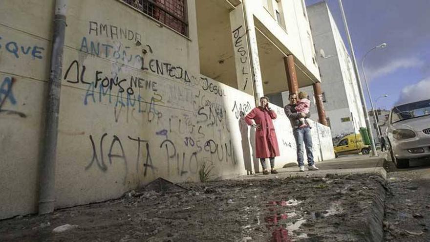 Vecinos de Suerte de Saavedra de Badajoz viven junto a una alcantarilla que rezuma aguas fecales